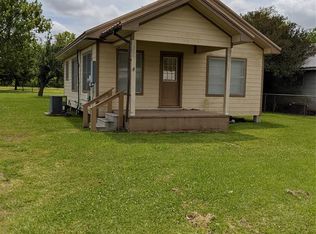 321 W Oak St, Winnie, TX 77665