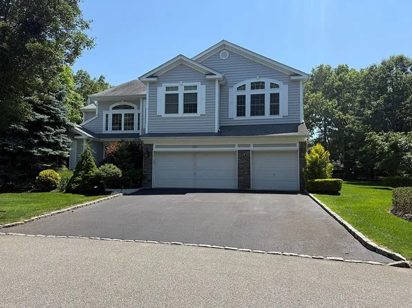 54 Monterrey Dr, Saint James, NY 11780