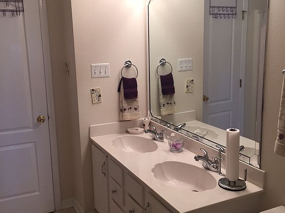 Jack & Jill Bath (upstairs)