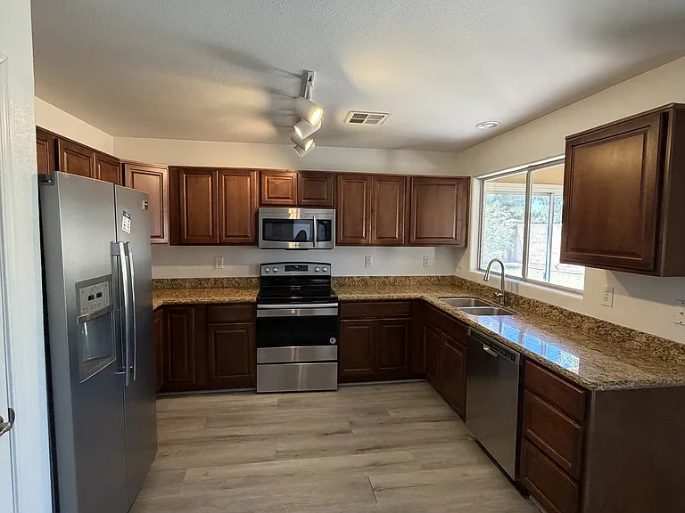 1124 W Laurel Ave — Photo 6