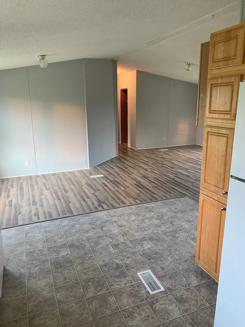 Large Four Bedroom house on nearly an acre — Photo 3