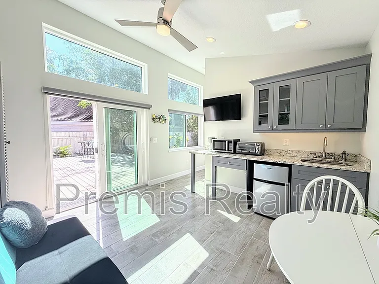 1103 Charles St — Photo 34