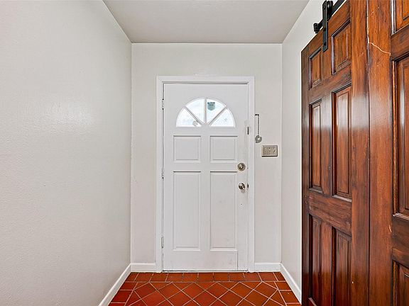 4th image of 802 W Sterling St