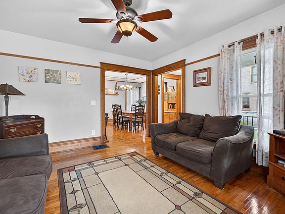 5th image of 525 W Hurlbut Ave