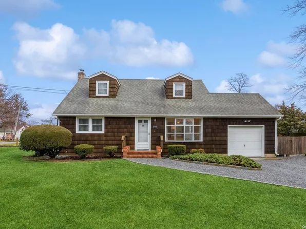 15 Colonial Lane, Bellport Village, NY 11713