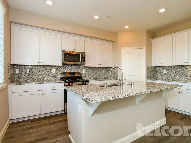 1238 Victorian St — Photo 4