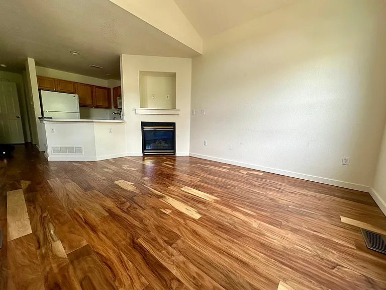 111 Rowena Pl — Photo 4