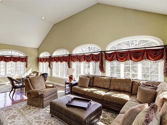 4th image of 5 Luce Dr