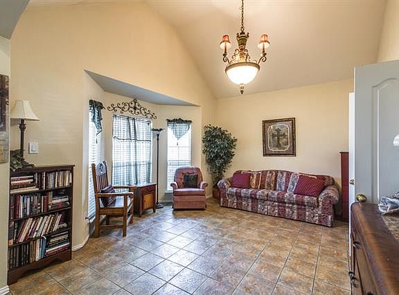 4th image of 5001 Forest Lawn Dr