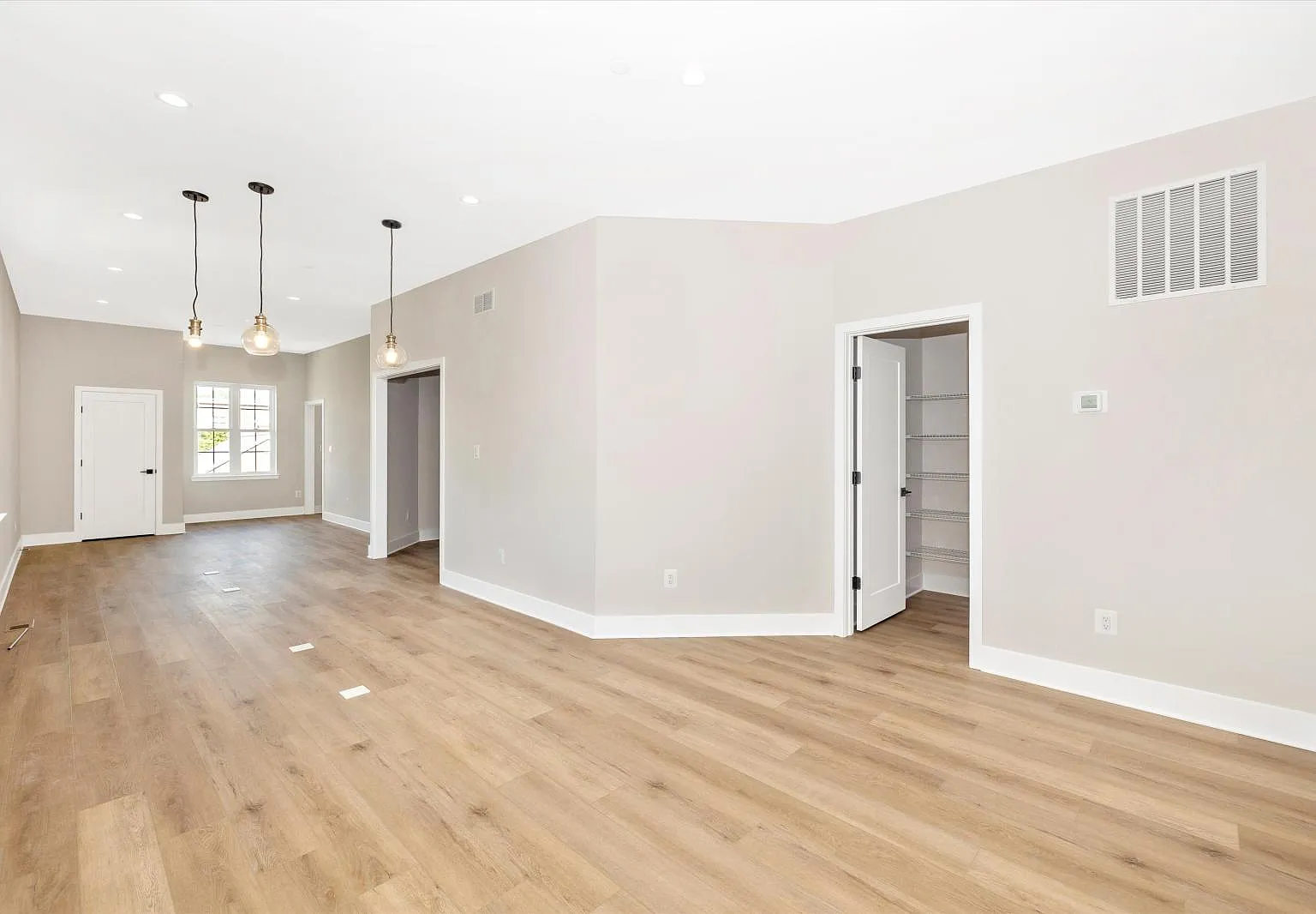 206 Broadway St - 4th Fl - Studio — Photo 4