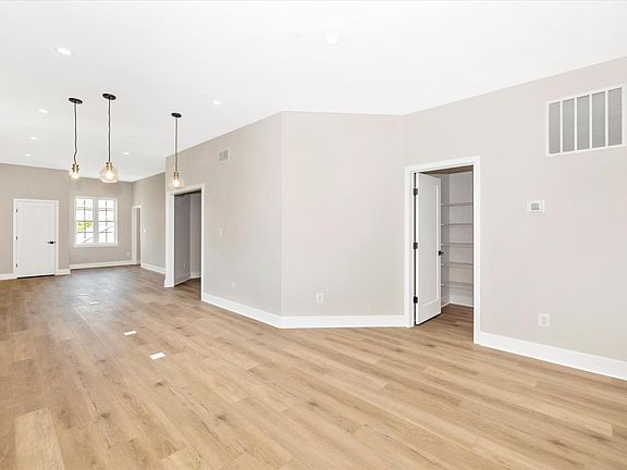 4th image of 206 Broadway St #4
