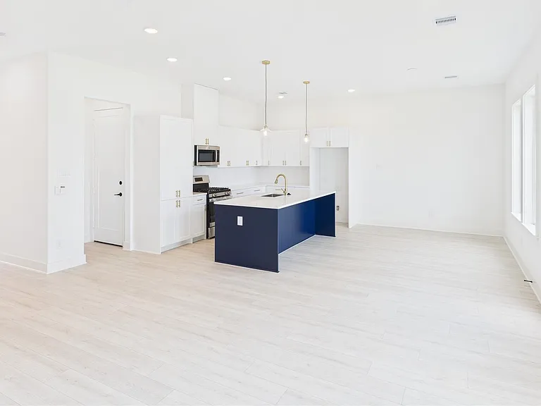 9609 Valeca Dr — Photo 10