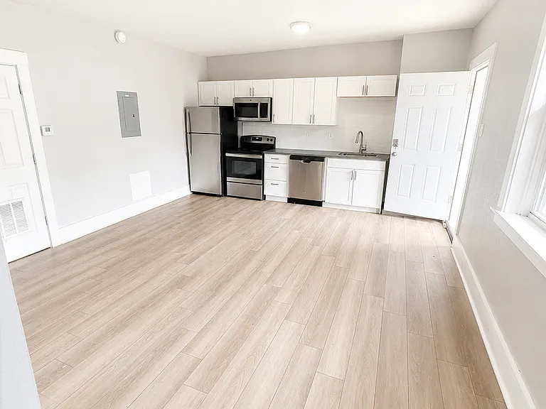 1703 Broadway Ave #203 — Photo 2