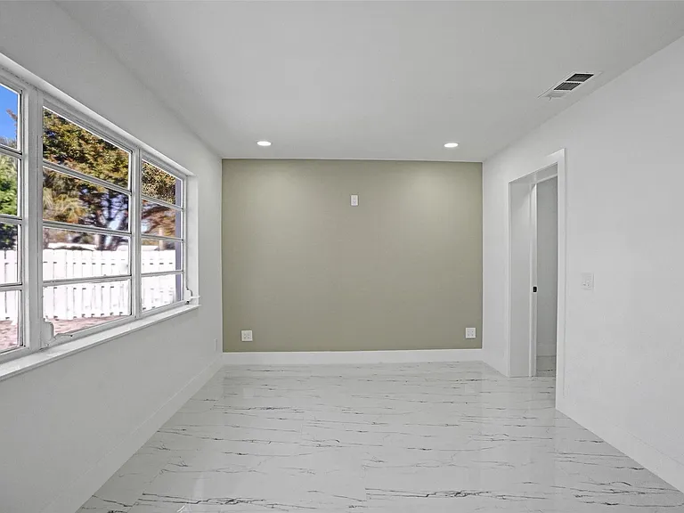 1437 SW 1st Ave — Photo 10