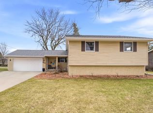 403 Orchard Ln, Little Chute, WI