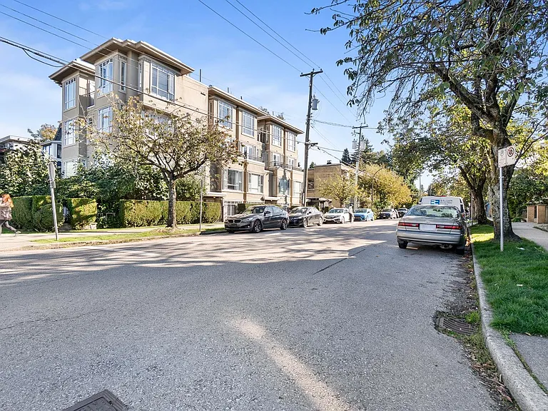2106 Yew St — Photo 23