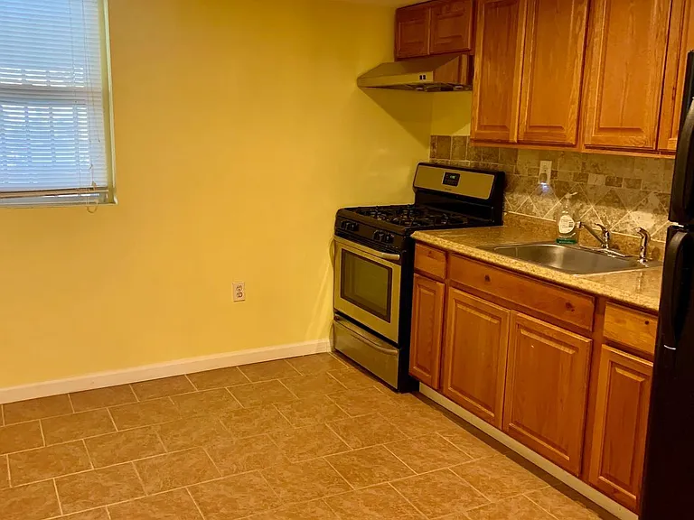 825 Hoffman Pl — Photo 1
