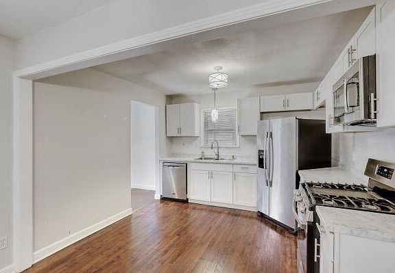 5th image of 607 W North Loop Blvd