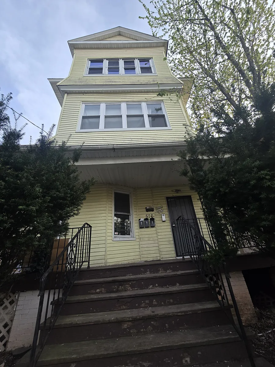 Building Photo - 576 Hawthorne Ave #G1