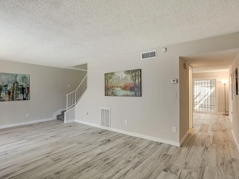 1527 W Hazelwood St — Photo 4
