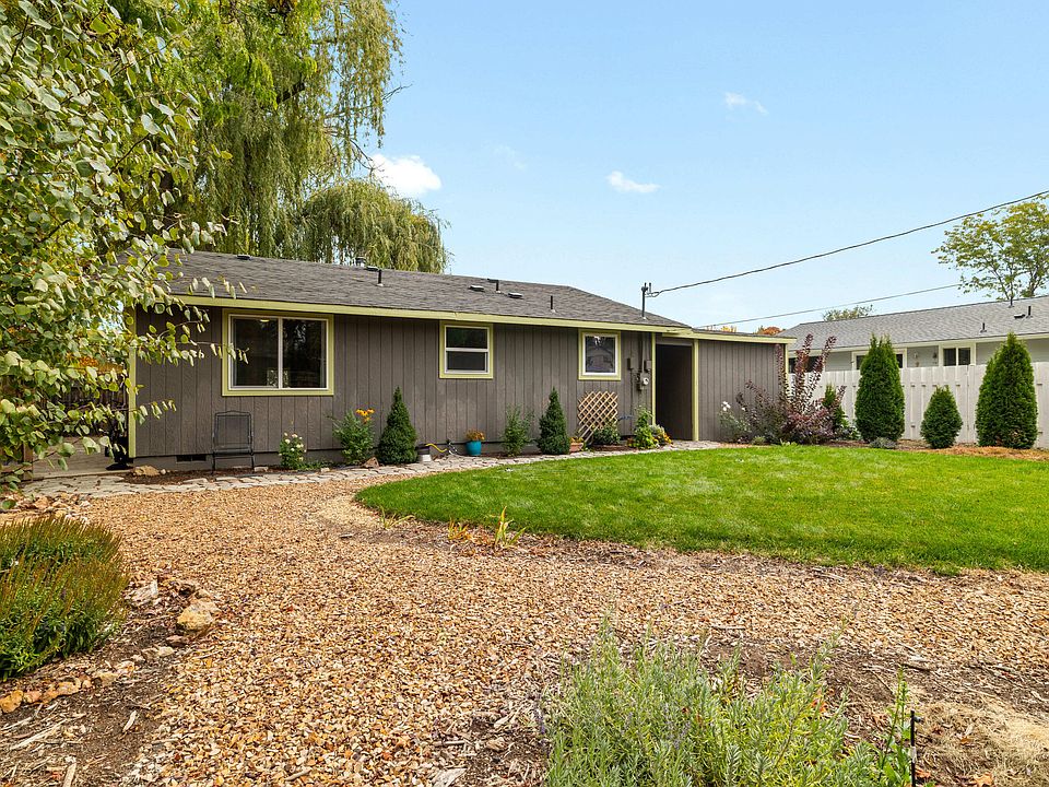 1187 NW 8th St, Redmond, OR 97756 | Zillow