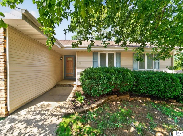 9324 Y St, Omaha, NE 68127
