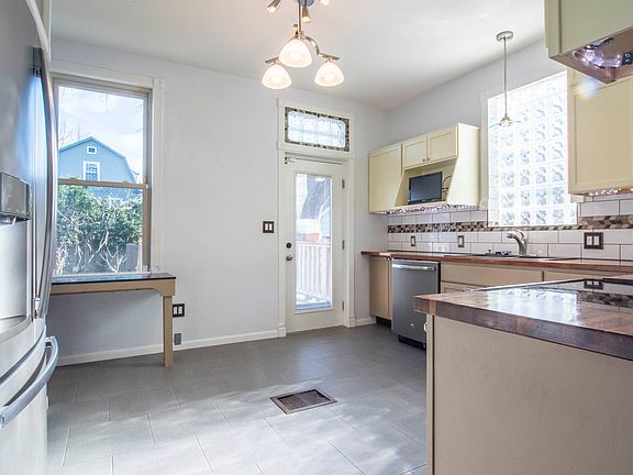  Kitchen w Stainless 
