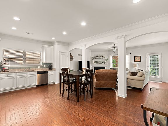 4th image of 306 Lakeside Ln