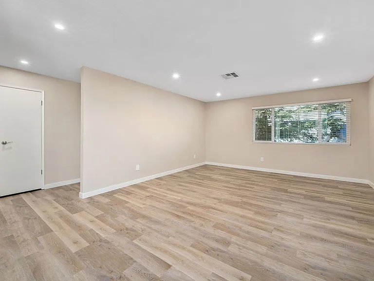 5220 Traffic Way — Photo 3