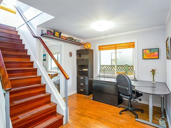 5th image of 332 Lonsdale Ave