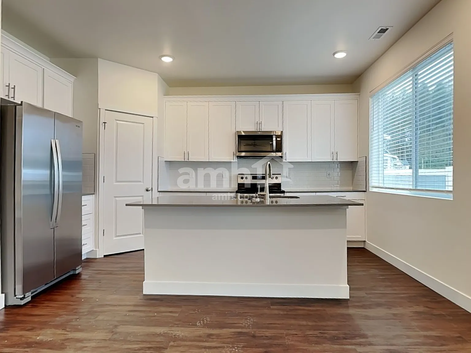 4 bed, 2.5 bath, 2015 sqft, $3,190 — Photo 3