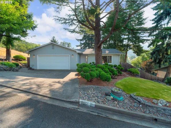 3065 NE Newport St, Roseburg, OR 97470