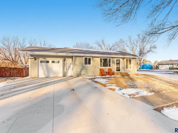 1120 Blaine St, Larchwood, IA 51241