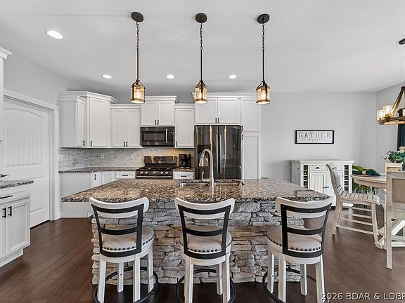 2nd image of 926 Fontana Ln