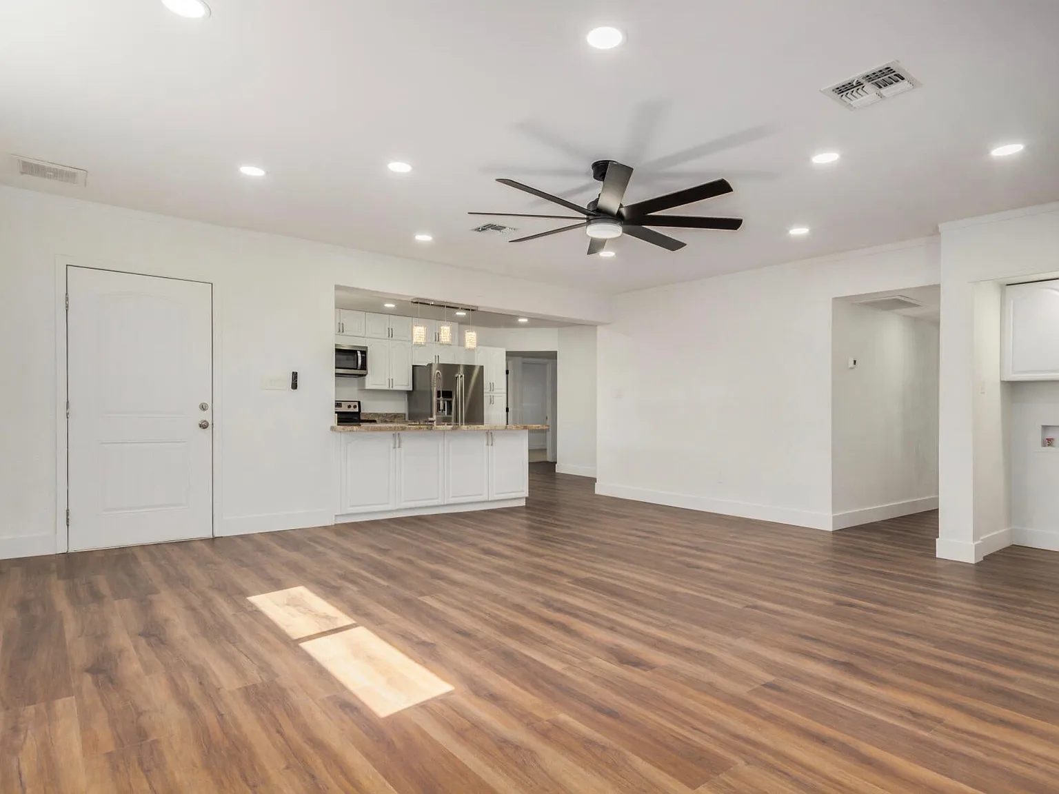 5 bed, 2150 sqft, $2,800 — Photo 3