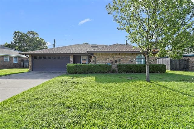1st image of 2817 Fox Hill Dr