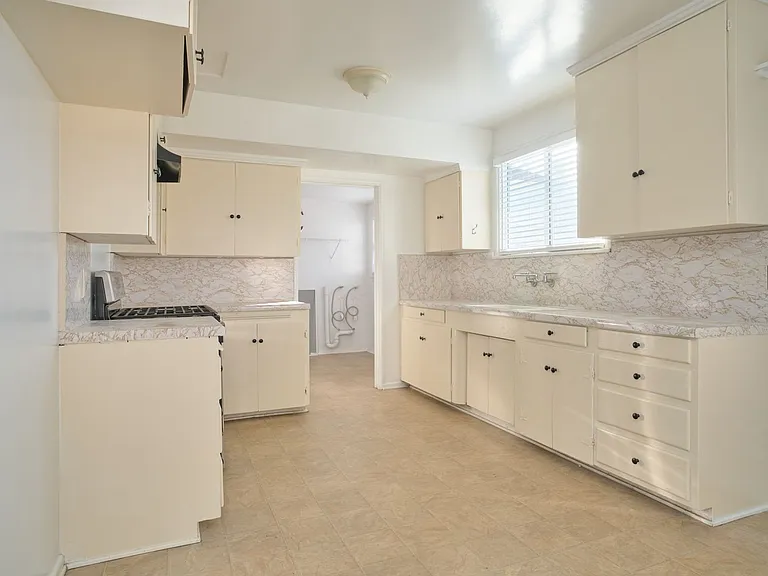 116 E Orchard St — Photo 9