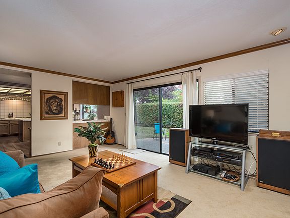 3rd image of 237 Woodbridge Cir