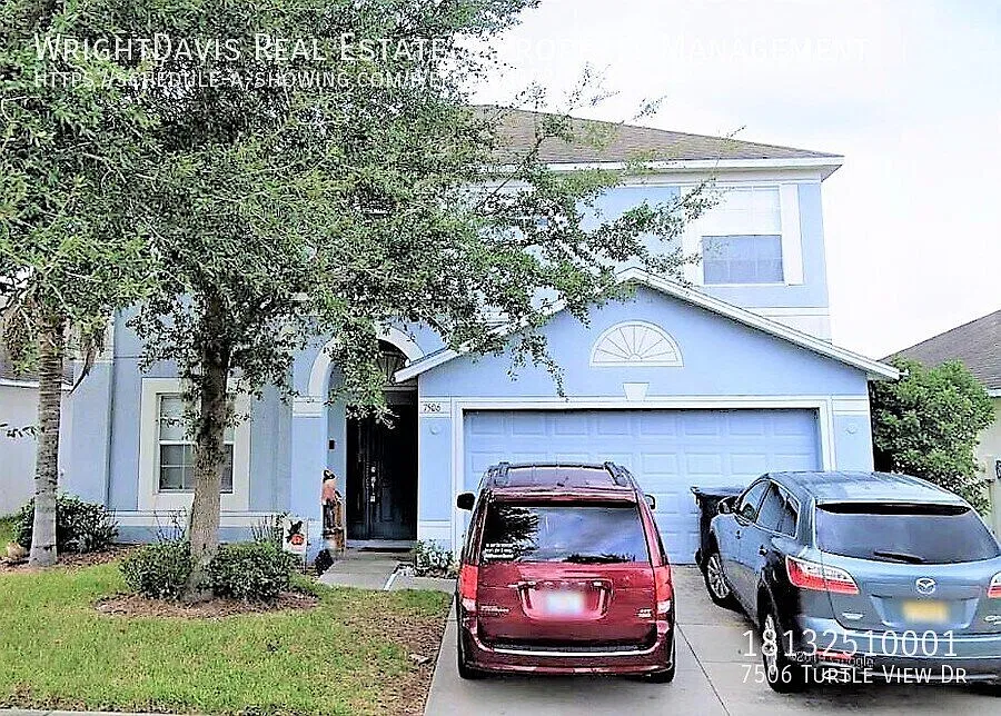 Spacious 4-Bedroom Home with Bonus Room & Screened Lanai — Photo 1