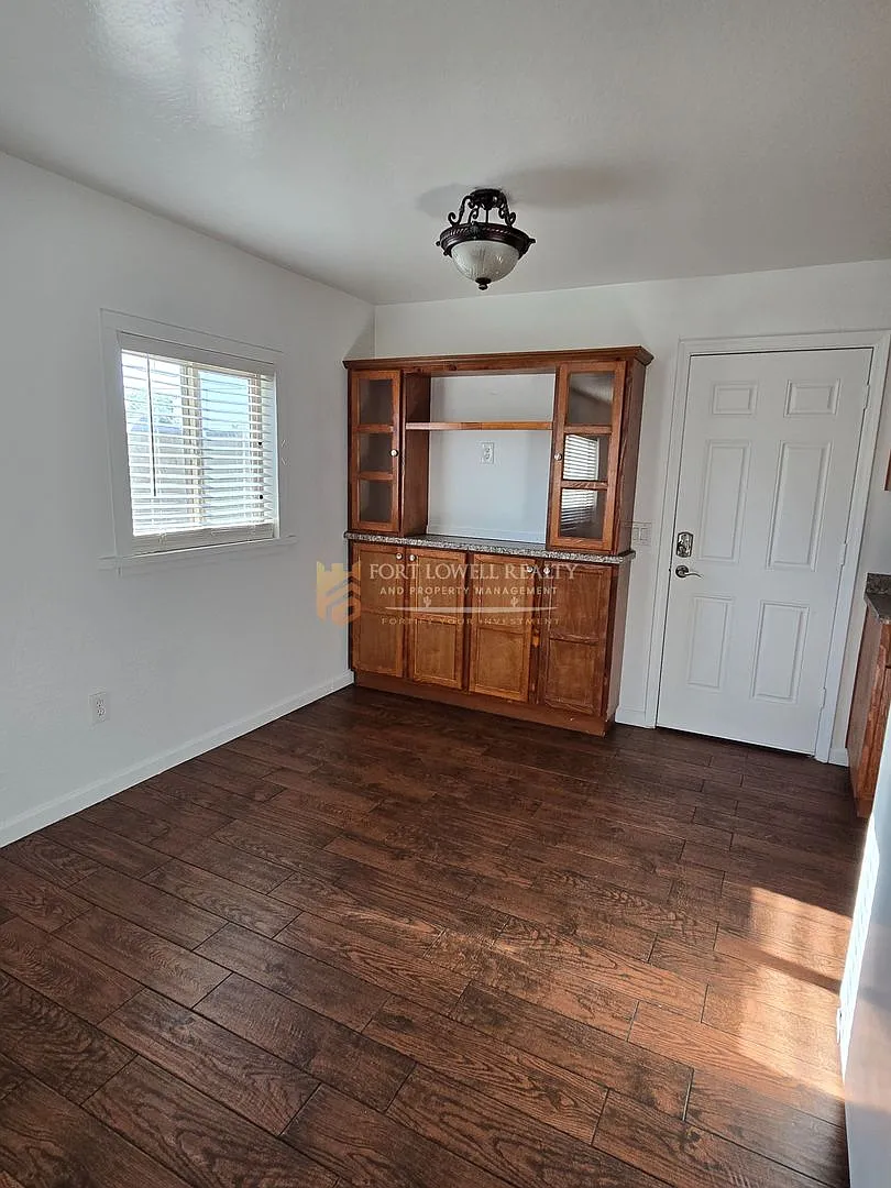 Newly Renovated 3 Bedroom, 2 Bath Home Available May! — Photo 4