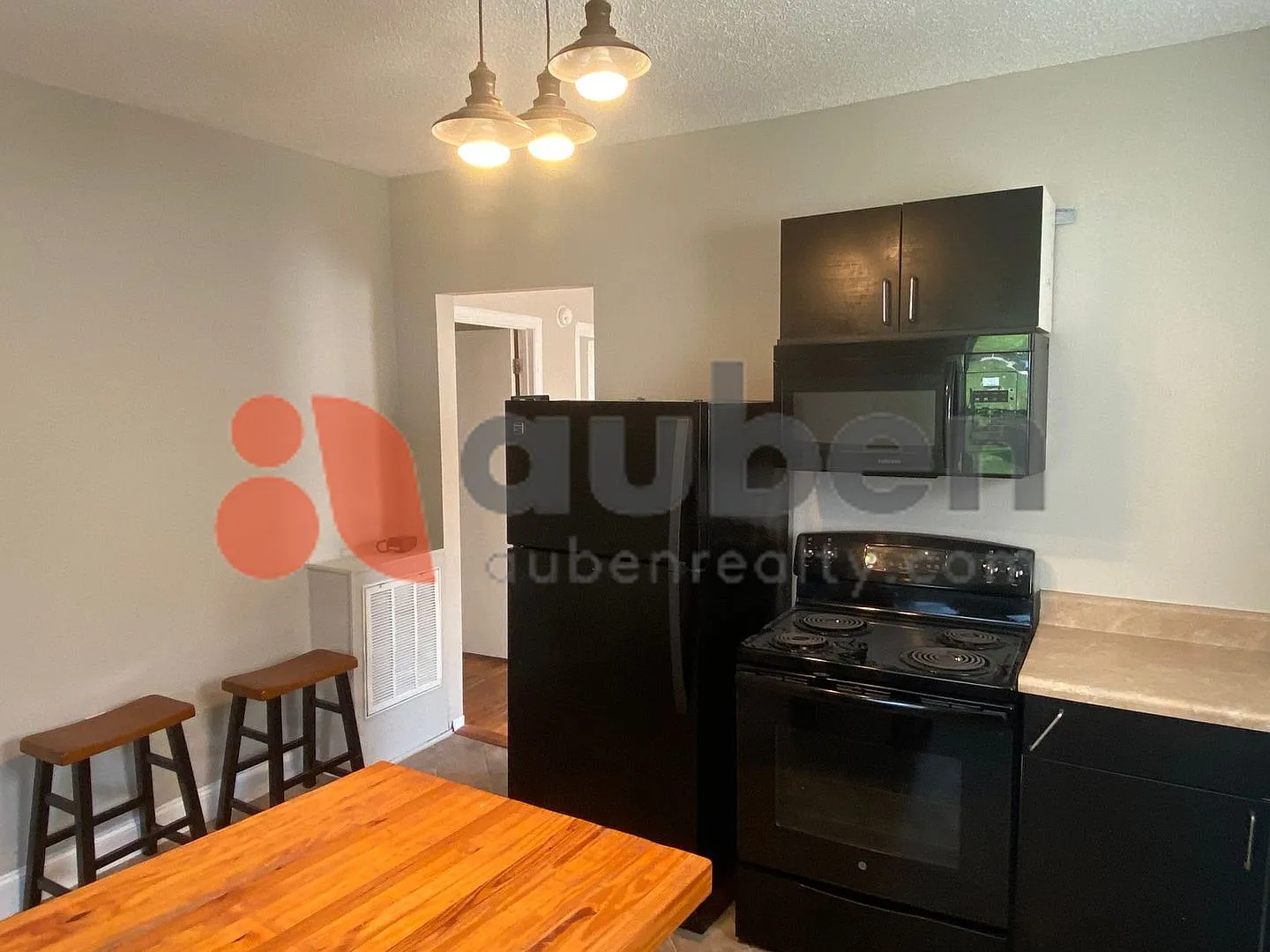 Cozy 2 Bed 1 Bath Home in Northshore! — Photo 3