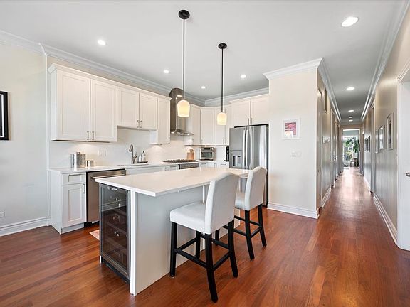 4th image of 1426 W Irving Park Rd APT 3