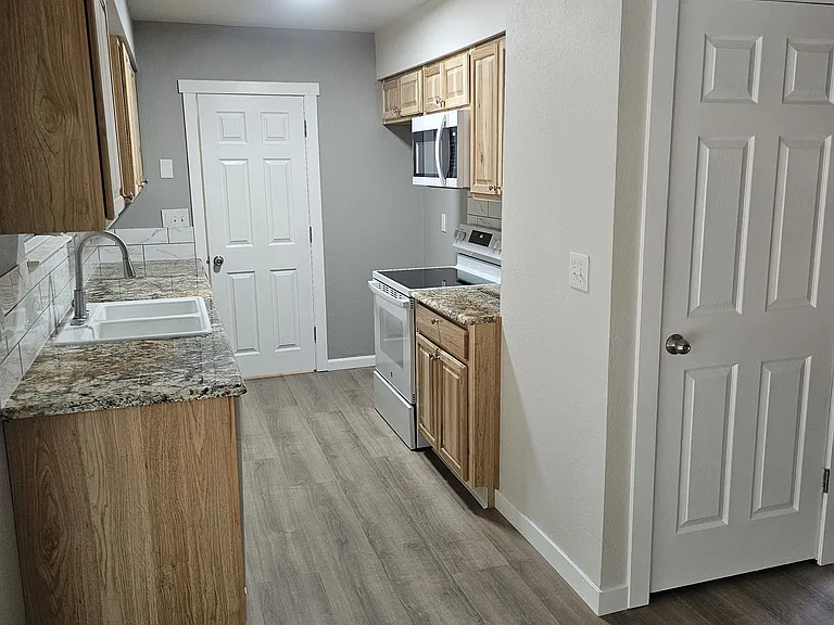 1137 S Bryan Ave — Photo 5