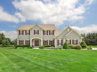 W279N5660 Walnut Grove Dr, Lisbon, WI 53089