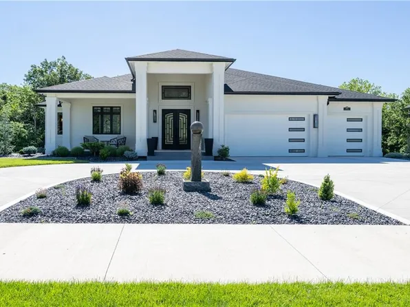 8685 NE Shoal Creek Valley Dr, Kansas City, MO 64157