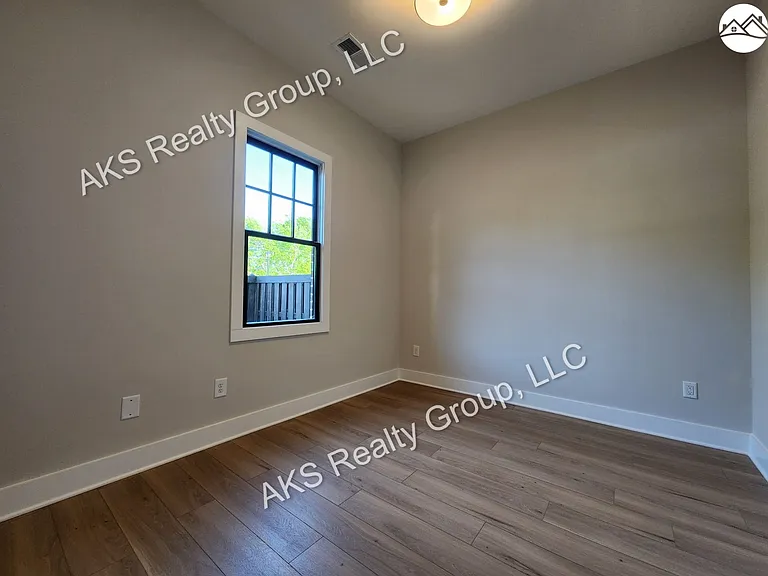 1202 Windsor Sq — Photo 11