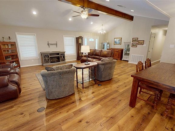 4th image of 1371 Fannin Oaks Dr