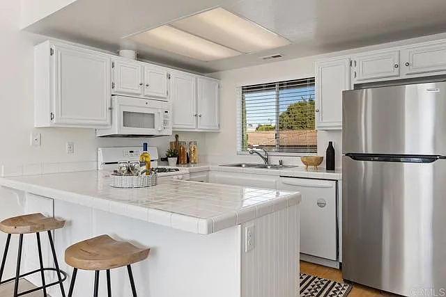 3 bed, 1396 sqft, $1,100 — Photo 2