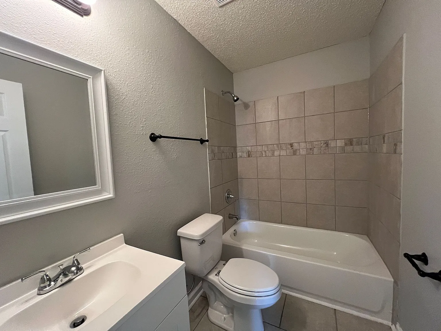 3738 Longmont Dr — Photo 3