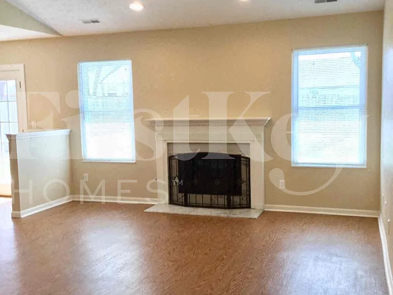 687 Bobolink Ct — Photo 3